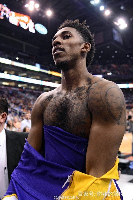 世体：巴萨不提前去斯坦福桥踩场训练，将在比赛当日飞往伦敦（世体：巴萨比赛日当天飞赴伦敦，不提前在斯坦福桥踩场）