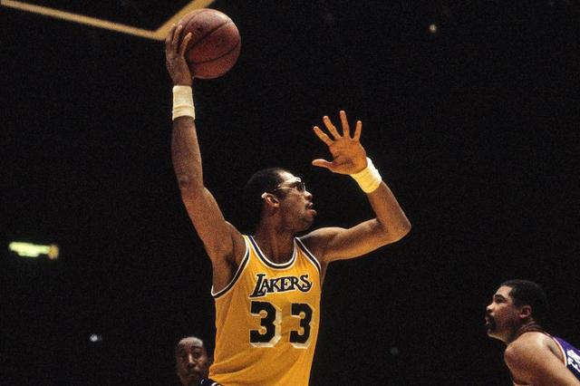 球员C罗先生，完成一次精彩的倒钩破门。 ​（C罗上演惊艳倒钩破门）