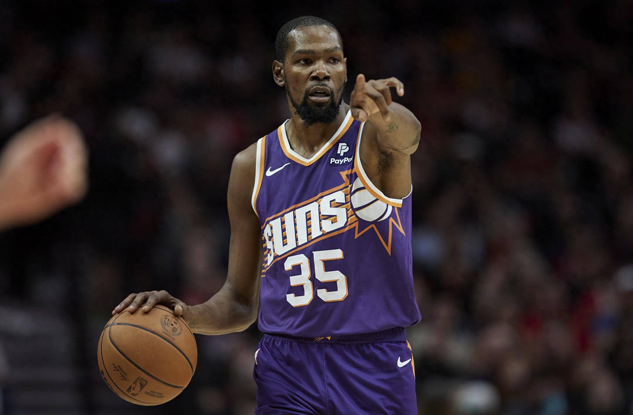 从手足无措到游刃有余，齐达内在公园学着踢毽子（齐达内公园踢毽子：从生疏到娴熟）