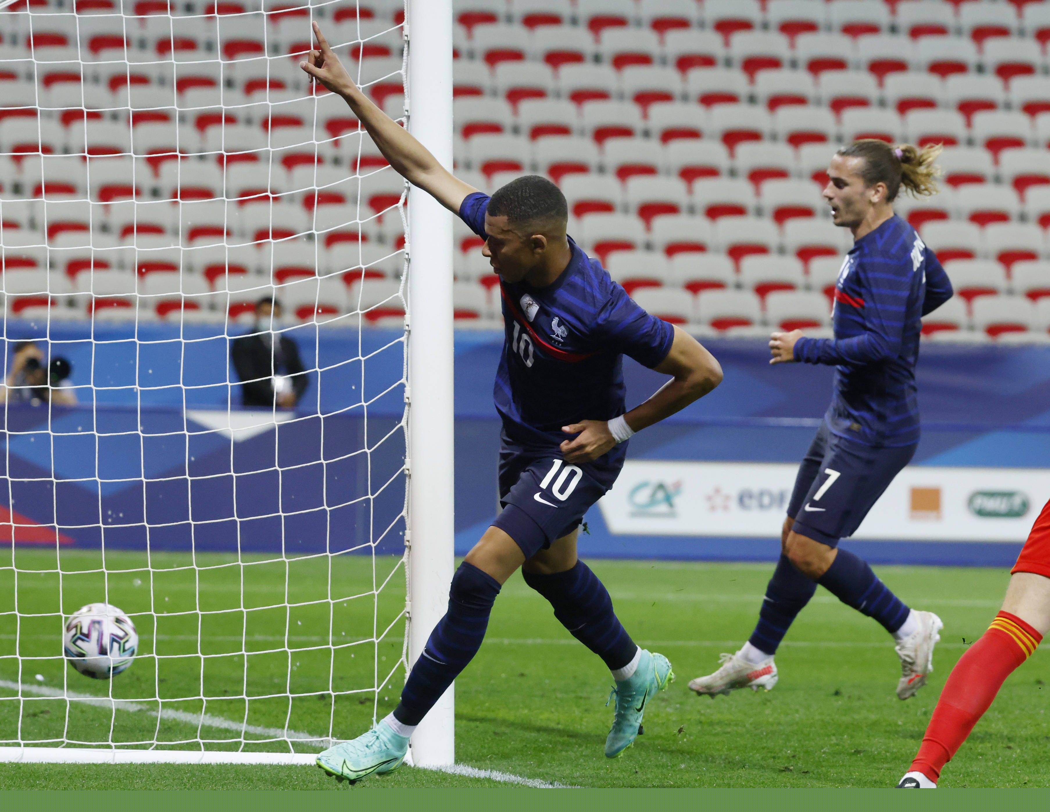 曼城主帅瓜迪奥拉盛赞哈兰德：10球成就“疯狂”（曼城主帅瓜迪奥拉：哈兰德10球表现堪称疯狂）