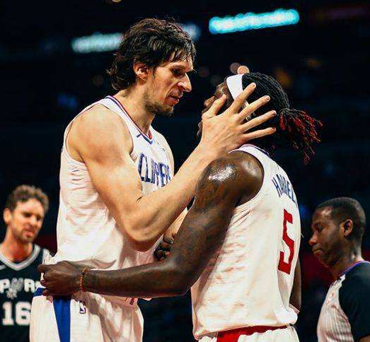 半场：莱比锡1-0斯图加特，沙博特自摆乌龙（半场战报：莱比锡暂1-0领先斯图加特，沙博特不慎自摆乌龙）