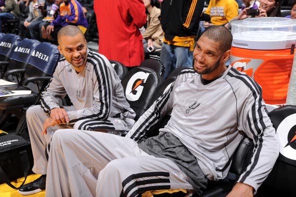 英超日本国脚与战犯照片合影，其俱乐部比赛在中国照常直播引球迷不满，咪咕客服回应（英超日本国脚被曝与战犯合影，其俱乐部在华比赛照常转播引球迷不满，咪咕客服回应）