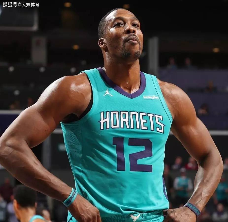 莱斯特城球迷赴意大利观战瓦尔迪比赛并合影（莱斯特城球迷远赴意大利观赛瓦尔迪并合影留念）