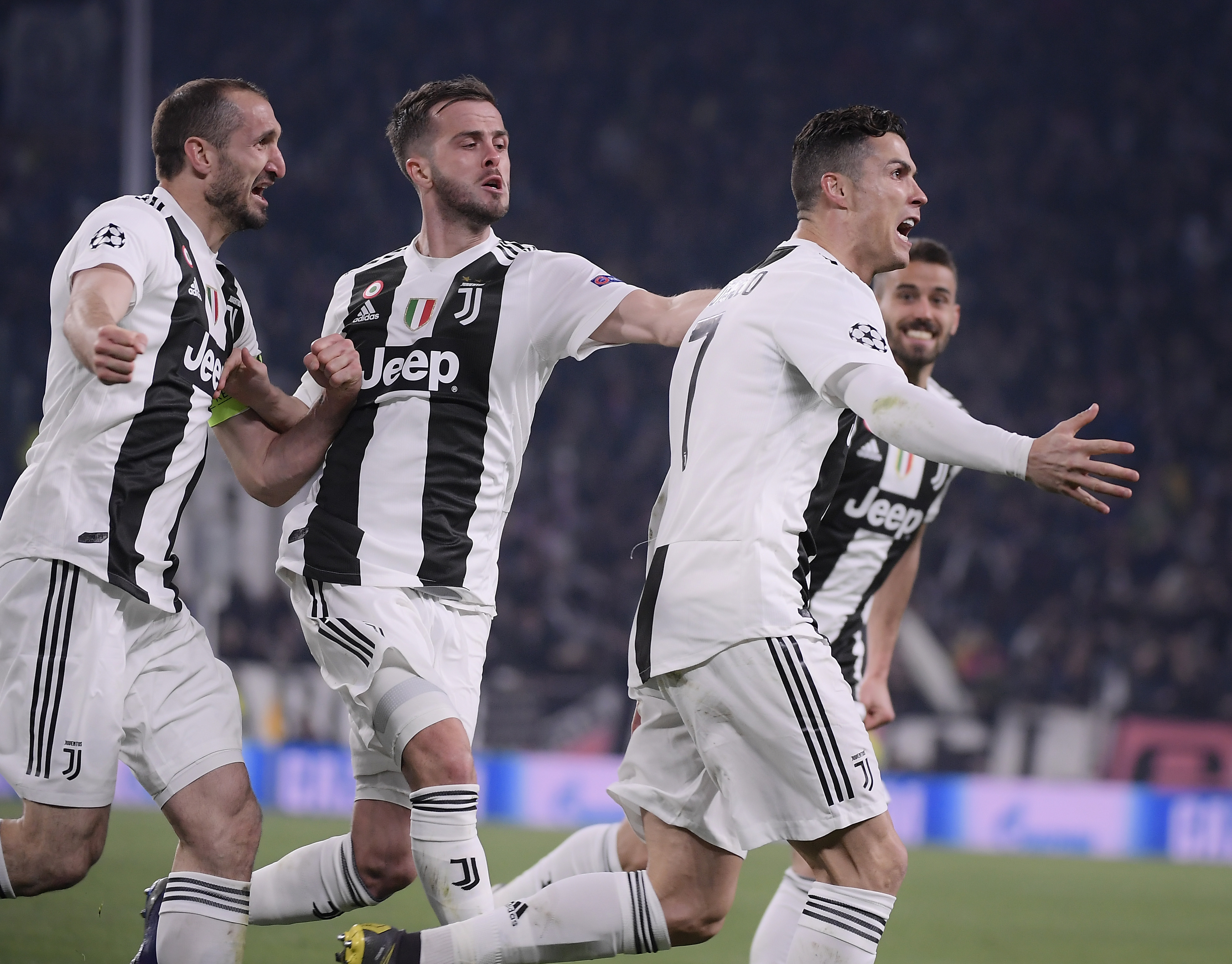 前锋远射破门，球迷现场尖叫（前锋远射世界波破门，现场球迷沸腾）