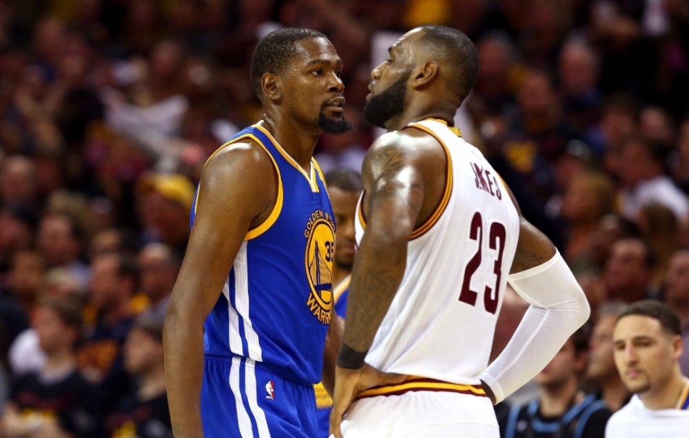 足球曼城后防核心伤缺三周，赛程压力巨大（曼城后防大将因伤缺阵三周，密集赛程压力陡增）