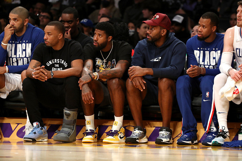 CBA：福建队绝杀北控 球迷沸腾（CBA：福建压哨绝杀北控，球迷狂欢）